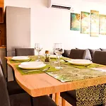 Tomaic Apartment *